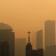 Imagen de Bangkok entre los elevados niveles de contaminación del aire registrados en la urbe.
EFE/EPA/NARONG SANGNAK