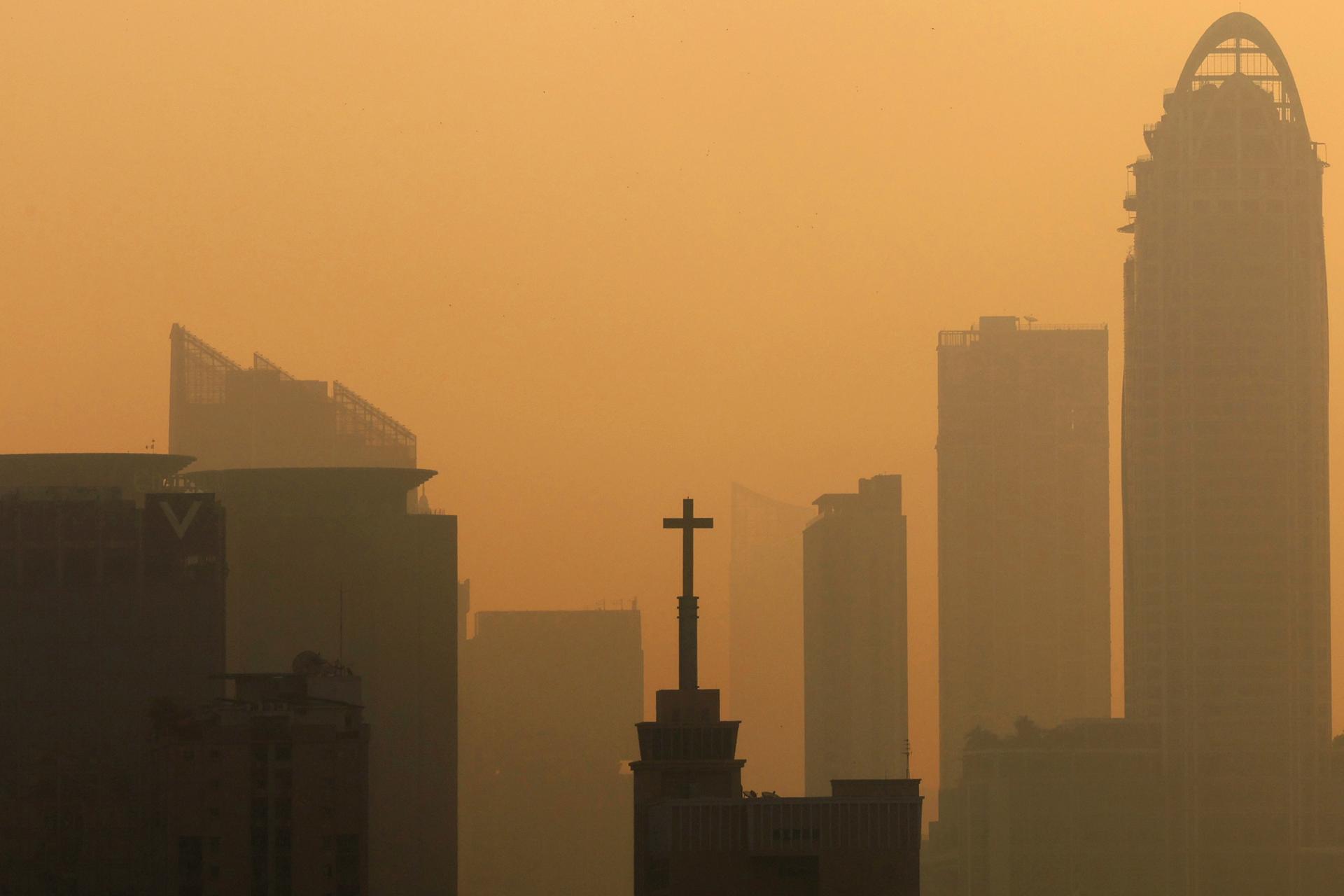 Imagen de Bangkok entre los elevados niveles de contaminación del aire registrados en la urbe.
EFE/EPA/NARONG SANGNAK