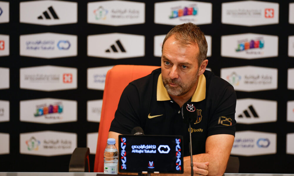 El entrenador del FC Barcelona, el alemán Hansi Flick, durante la rueda de prensa este sábado en Yeda (Arabia Saudí) en la víspera de la final de la Supercopa de España. EFE/ Alberto Estévez