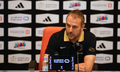 El entrenador del FC Barcelona, el alemán Hansi Flick, durante la rueda de prensa este sábado en Yeda (Arabia Saudí) en la víspera de la final de la Supercopa de España. EFE/ Alberto Estévez