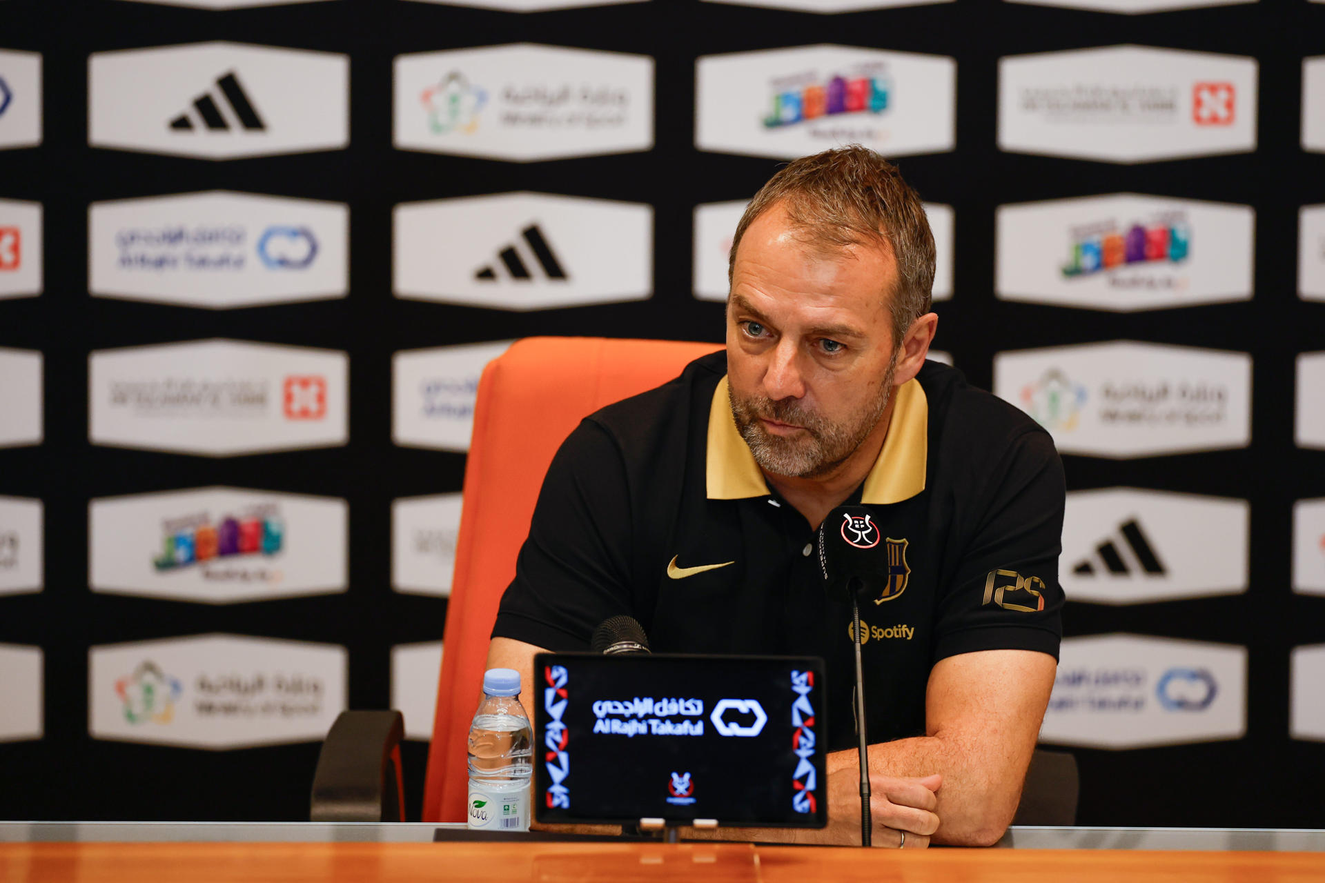 El entrenador del FC Barcelona, el alemán Hansi Flick, durante la rueda de prensa este sábado en Yeda (Arabia Saudí) en la víspera de la final de la Supercopa de España. EFE/ Alberto Estévez