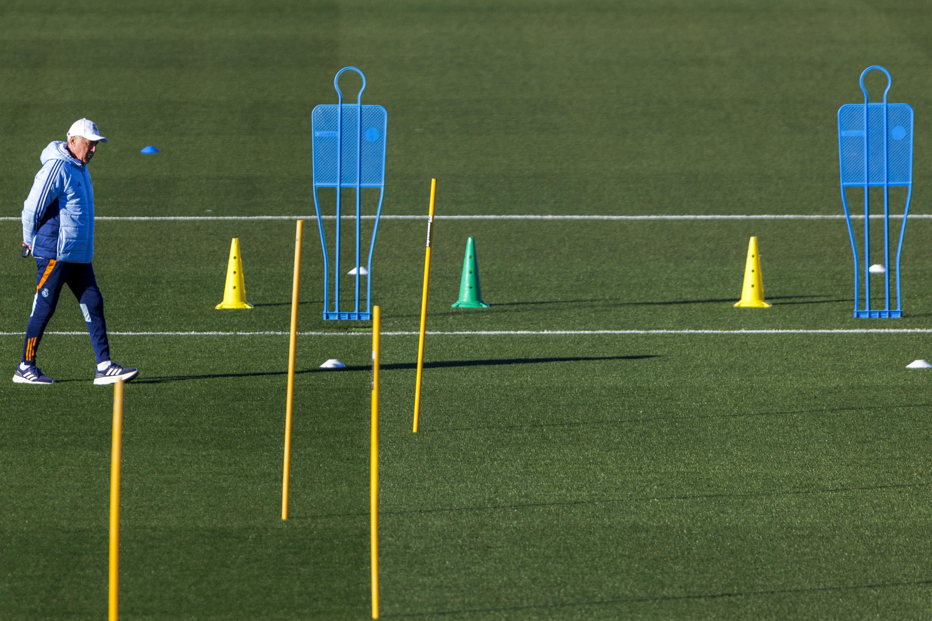 El entrenador del Real Madrid Carlo Ancelotti durante el entrenamiento previo al partido de octavos de final de la Copa del Rey frente al Celta de Vigo, en la Ciudad Deportiva de Valdebebas. EFE/Sergio Pérez