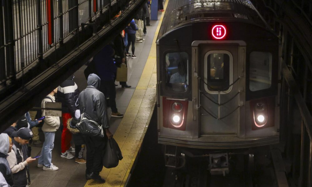 Fotografía de archivo de personas en el metro de Nueva York(EE.UU.). EFE/EPA/SARAH YENESEL