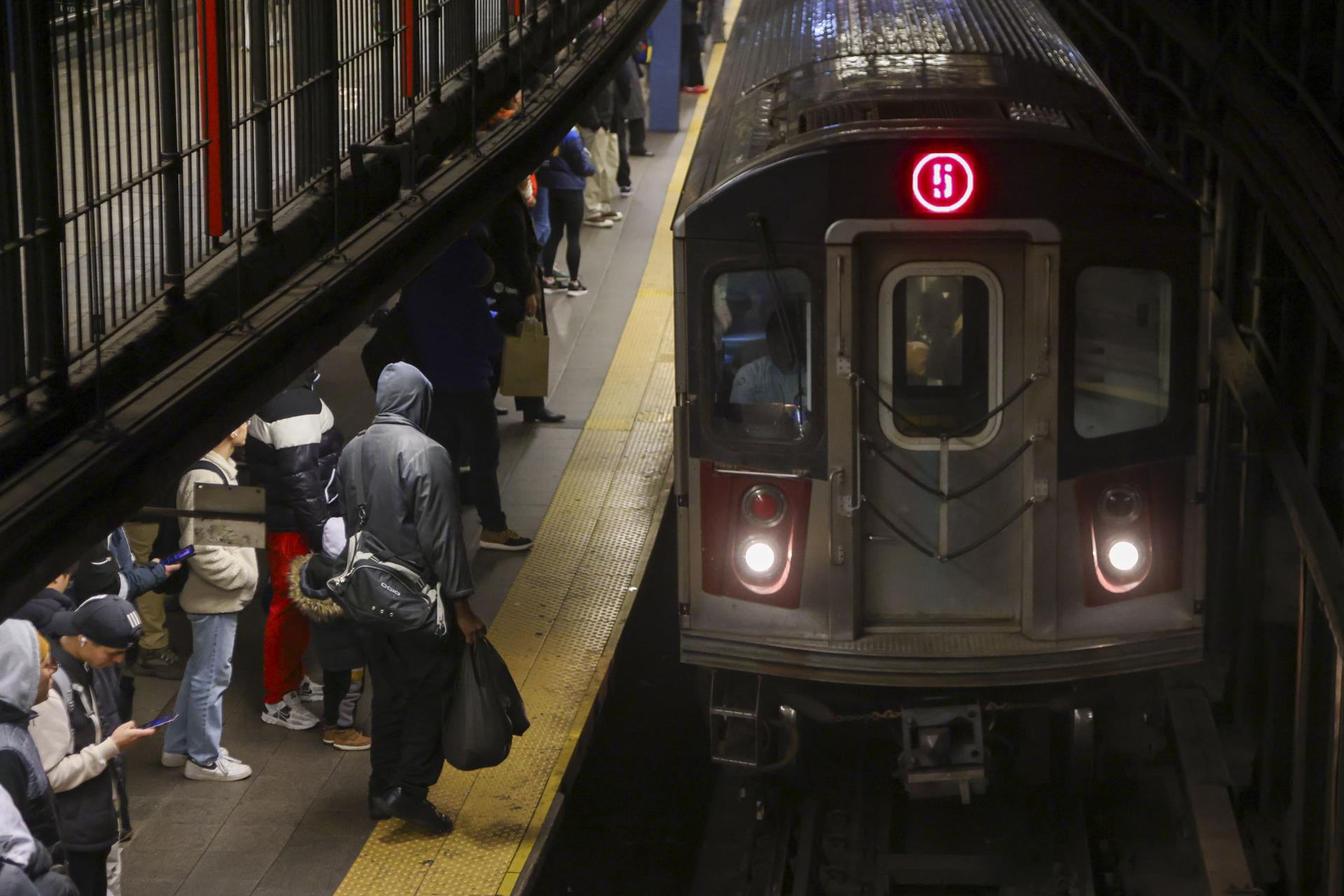 Fotografía de archivo de personas en el metro de Nueva York(EE.UU.). EFE/EPA/SARAH YENESEL