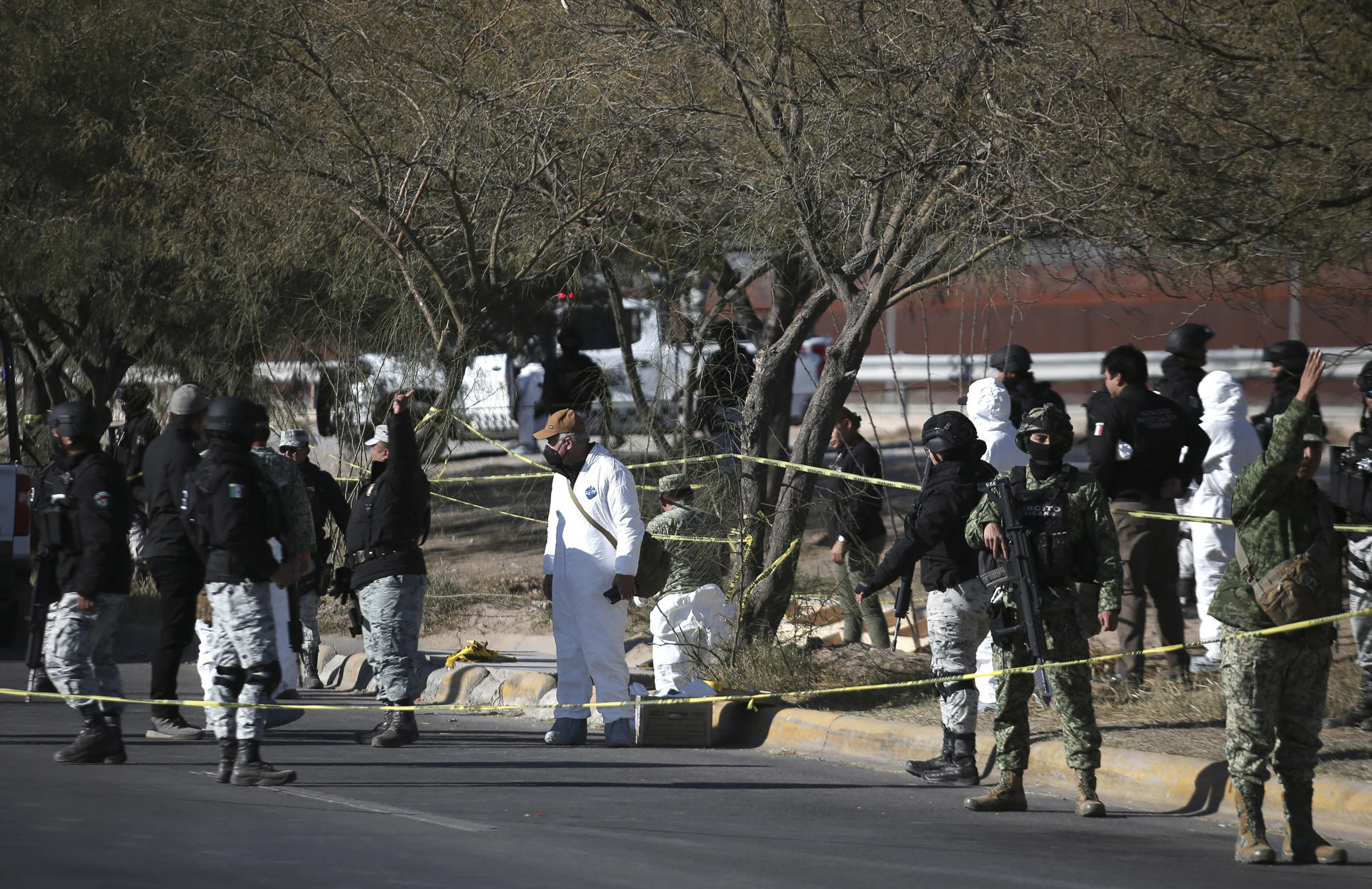 Militares, elementos de la Guardia Nacional (GN), así como de las Fiscalías Estatales y Federales continúan con la investigación en la zona de la entrada al túnel clandestino encontrado en la frontera de Ciudad Juárez este viernes, en Chihuahua (México). EFE/ Luis Torres