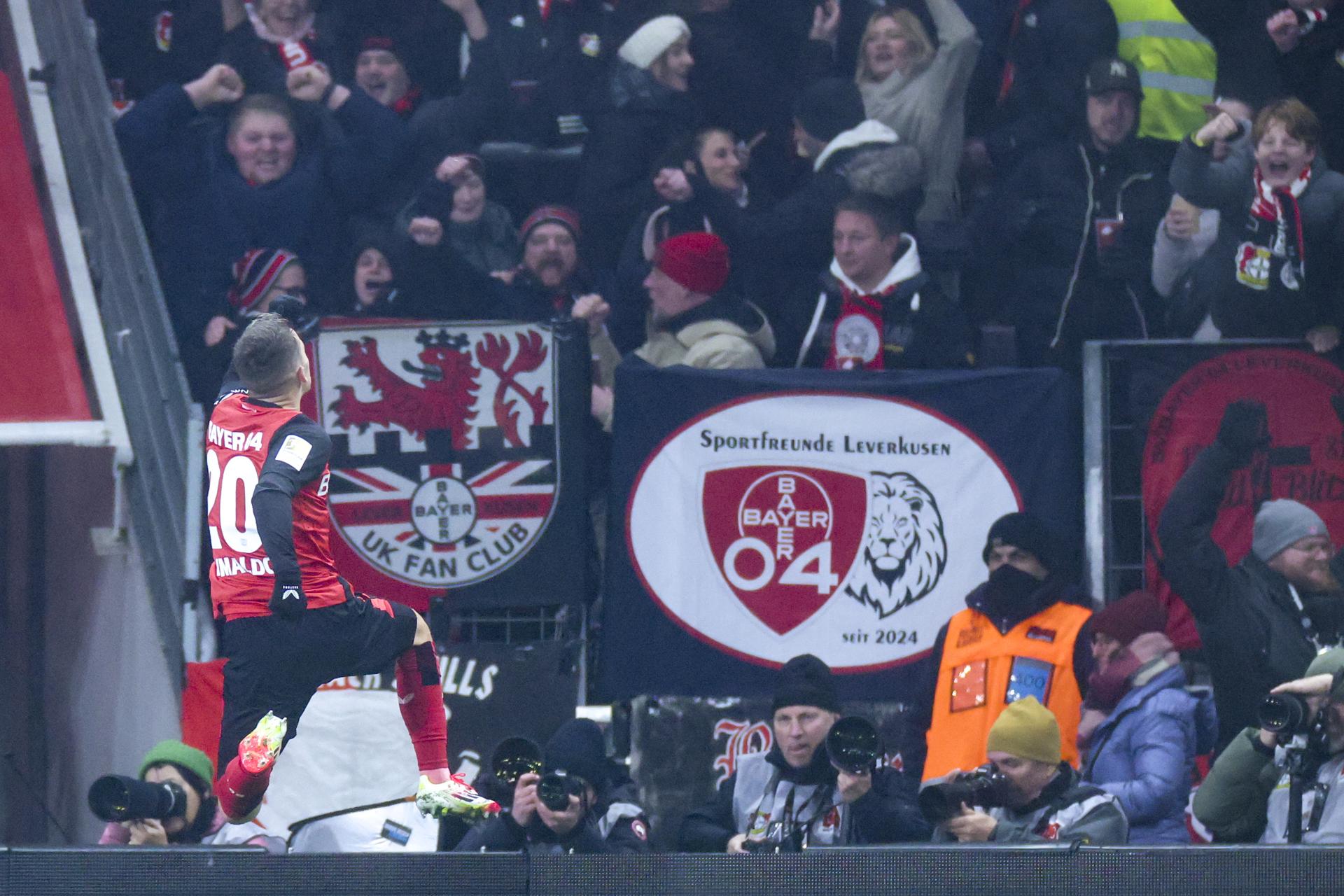 Grimaldo celebra el 1-0. EFE/EPA/CHRISTOPHER NEUNDORF.