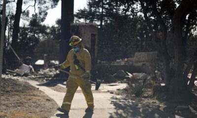 Bomberos y equipos de búsqueda y rescate inspeccionan el lugar de una casa incendiada en Altadena, California, EE.UU. EFE/EPA/CAROLINE BREHMAN