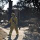 Bomberos y equipos de búsqueda y rescate inspeccionan el lugar de una casa incendiada en Altadena, California, EE.UU. EFE/EPA/CAROLINE BREHMAN