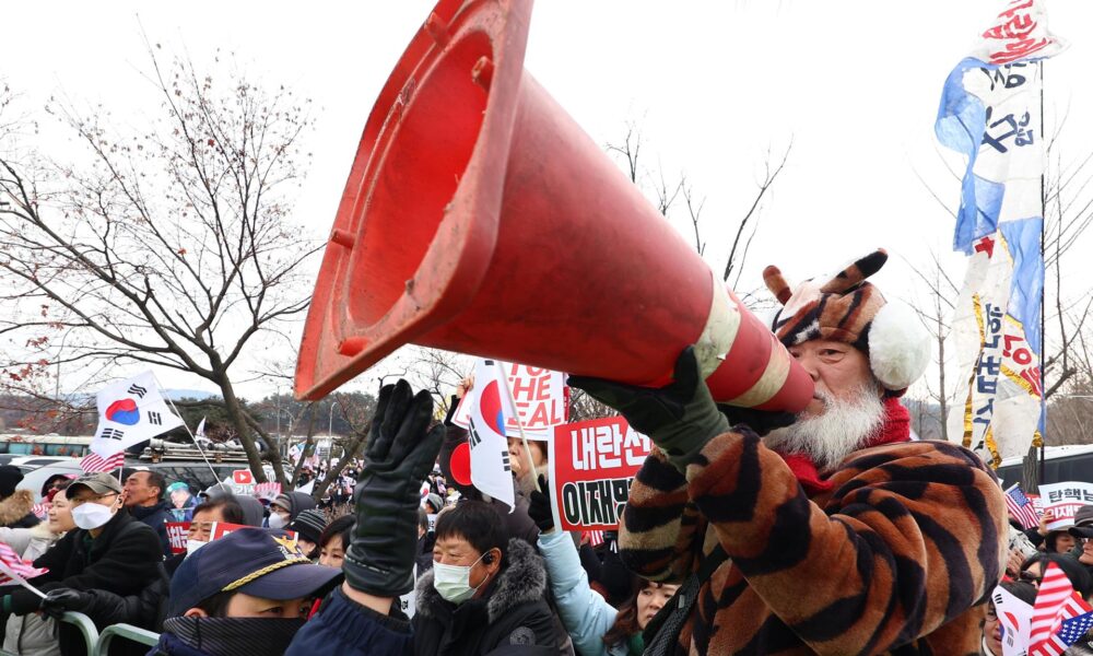 Los partidarios del presidente surcoreano destituido Yoon Suk Yeol se manifiestan frente al Centro de Detención de Seúl, donde está siendo retenido en la ciudad de Uiwang, Gyeonggi-do, Corea del Sur, 16 de enero de 2025. 
EFE/EPA/YONHAP SUDCOREA FUERA