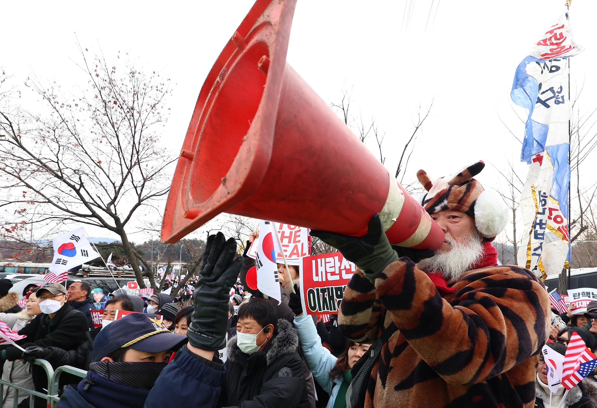 Los partidarios del presidente surcoreano destituido Yoon Suk Yeol se manifiestan frente al Centro de Detención de Seúl, donde está siendo retenido en la ciudad de Uiwang, Gyeonggi-do, Corea del Sur, 16 de enero de 2025. 
EFE/EPA/YONHAP SUDCOREA FUERA