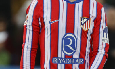 El delantero del Atlético de Madrid Antoine Griezmann lamenta una ocasión durante el partido de LaLiga EA Sports entre CD Leganés y Atlético de Madrid, este sábado en el Estadio Municipal Butarque de Madrid. EFE/ Sergio Pérez