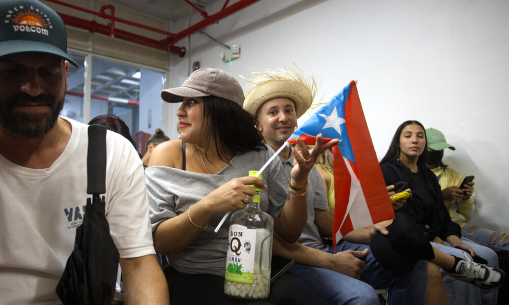 Personas esperan para comprar entradas al concierto de Bad Bunny este miércoles, en el Mercado de Río Piedras, en San Juan (Puerto Rico). EFE/ Thais Llorca