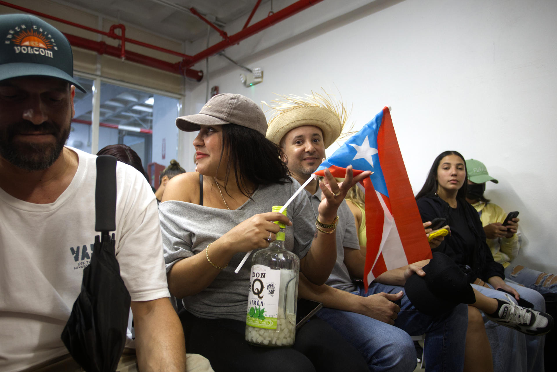 Personas esperan para comprar entradas al concierto de Bad Bunny este miércoles, en el Mercado de Río Piedras, en San Juan (Puerto Rico). EFE/ Thais Llorca