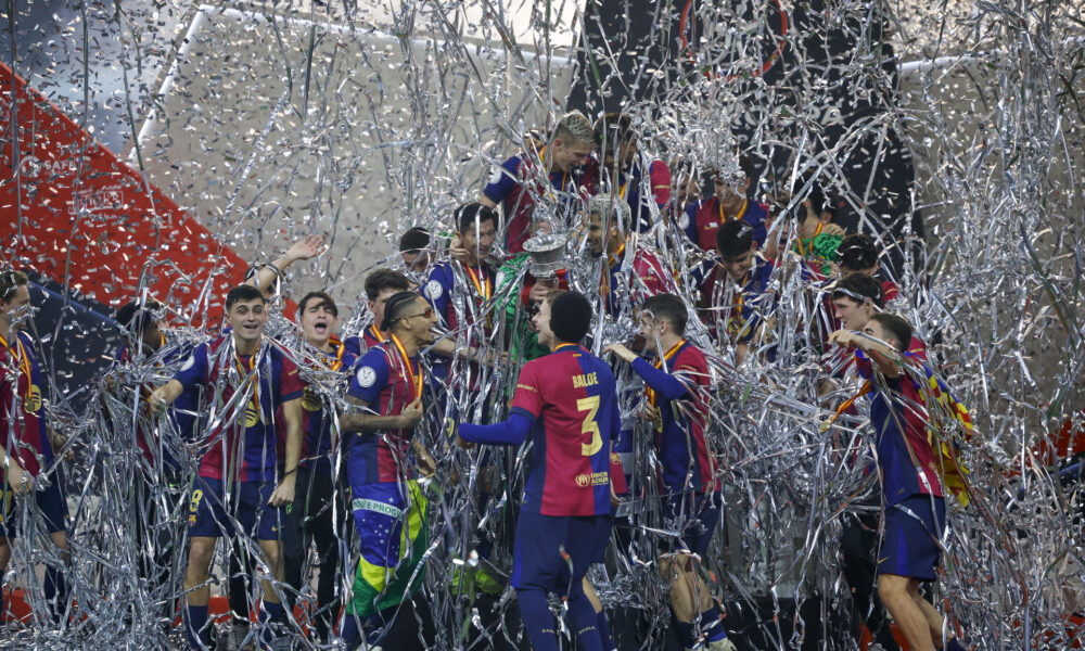 Los jugadores del FC Barcelona celebran la victoria con el trofeo tras el partido de la final de la Supercopa de España de fútbol entre el Real Madrid y el FC Barcelona, en Yeda, Arabia Saudí. EFE/ Alberto Estévez