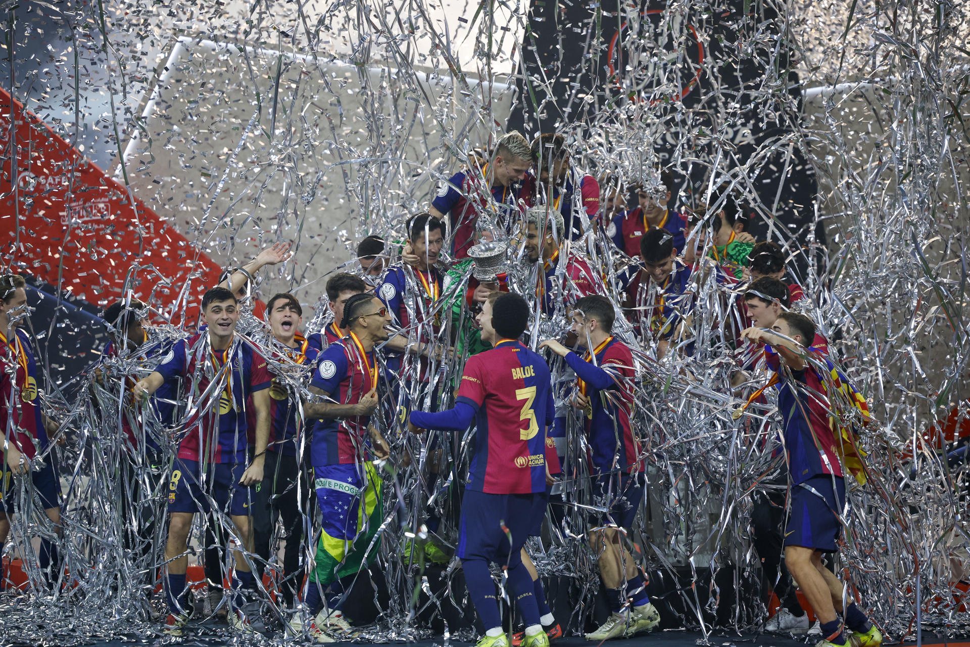 Los jugadores del FC Barcelona celebran la victoria con el trofeo tras el partido de la final de la Supercopa de España de fútbol entre el Real Madrid y el FC Barcelona, en Yeda, Arabia Saudí. EFE/ Alberto Estévez