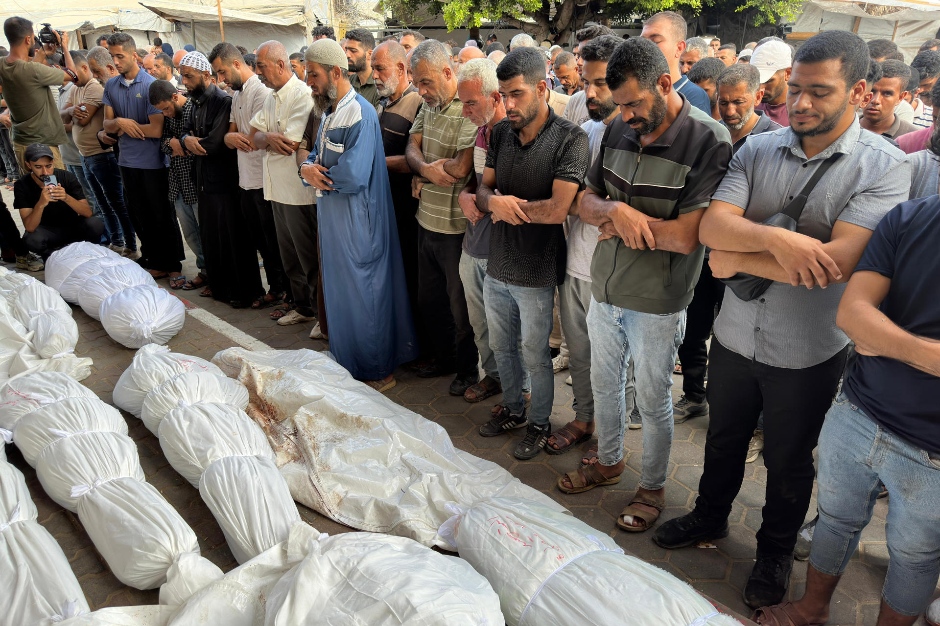 Cadáveres de una misma familia homenajeados en Zawayda, en el centro de Gaza, en agosto de 2024. EFE/Str