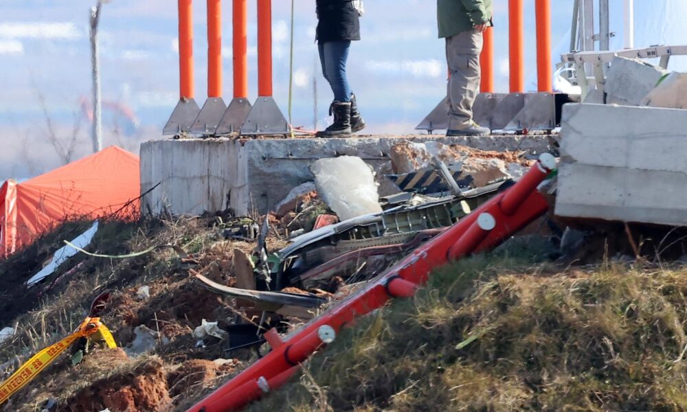 Imagen de las investigaciones sobre el accidente de avión en Corea del Sur. EFE/EPA/YONHAP SOUTH KOREA OUT