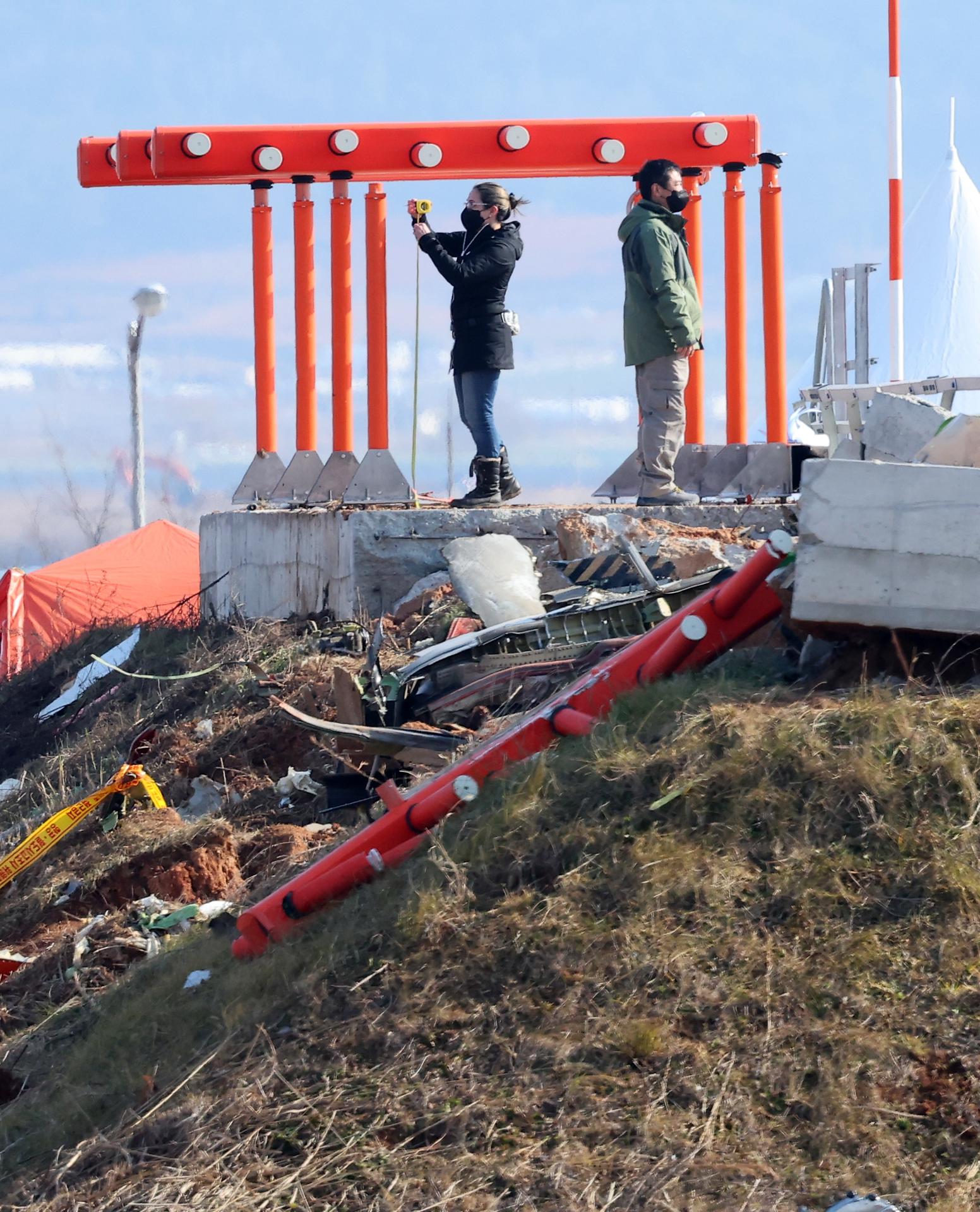 Imagen de las investigaciones sobre el accidente de avión en Corea del Sur. EFE/EPA/YONHAP SOUTH KOREA OUT