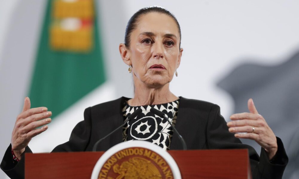 La presidenta de México, Claudia Sheinbaum, participa en una rueda de prensa este martes, en el Palacio Nacional en Ciudad de México (México). EFE/ Isaac Esquivel