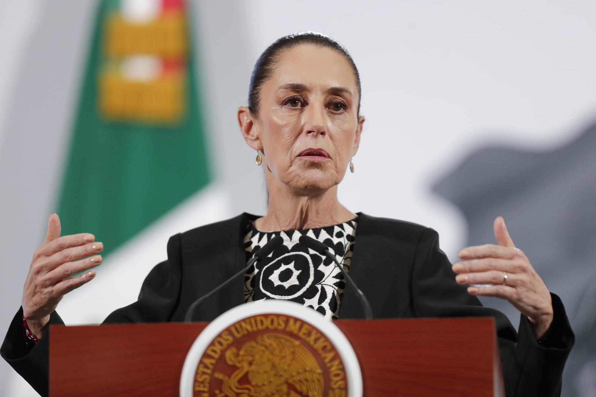 La presidenta de México, Claudia Sheinbaum, participa en una rueda de prensa este martes, en el Palacio Nacional en Ciudad de México (México). EFE/ Isaac Esquivel