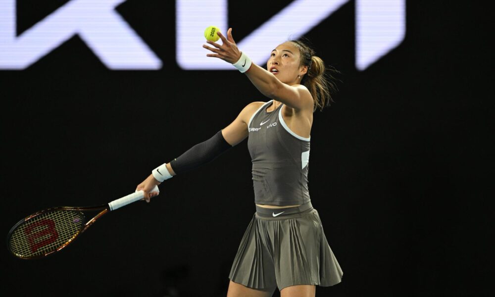 La tenista china Qinwen Zheng en acción contra la rumana Anca Todoni en el partido de la primera ronda femenina del Abierto de Australia 2025 en Melbourne Park. EFE/EPA/LUKAS COCH