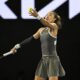 La tenista china Qinwen Zheng en acción contra la rumana Anca Todoni en el partido de la primera ronda femenina del Abierto de Australia 2025 en Melbourne Park. EFE/EPA/LUKAS COCH