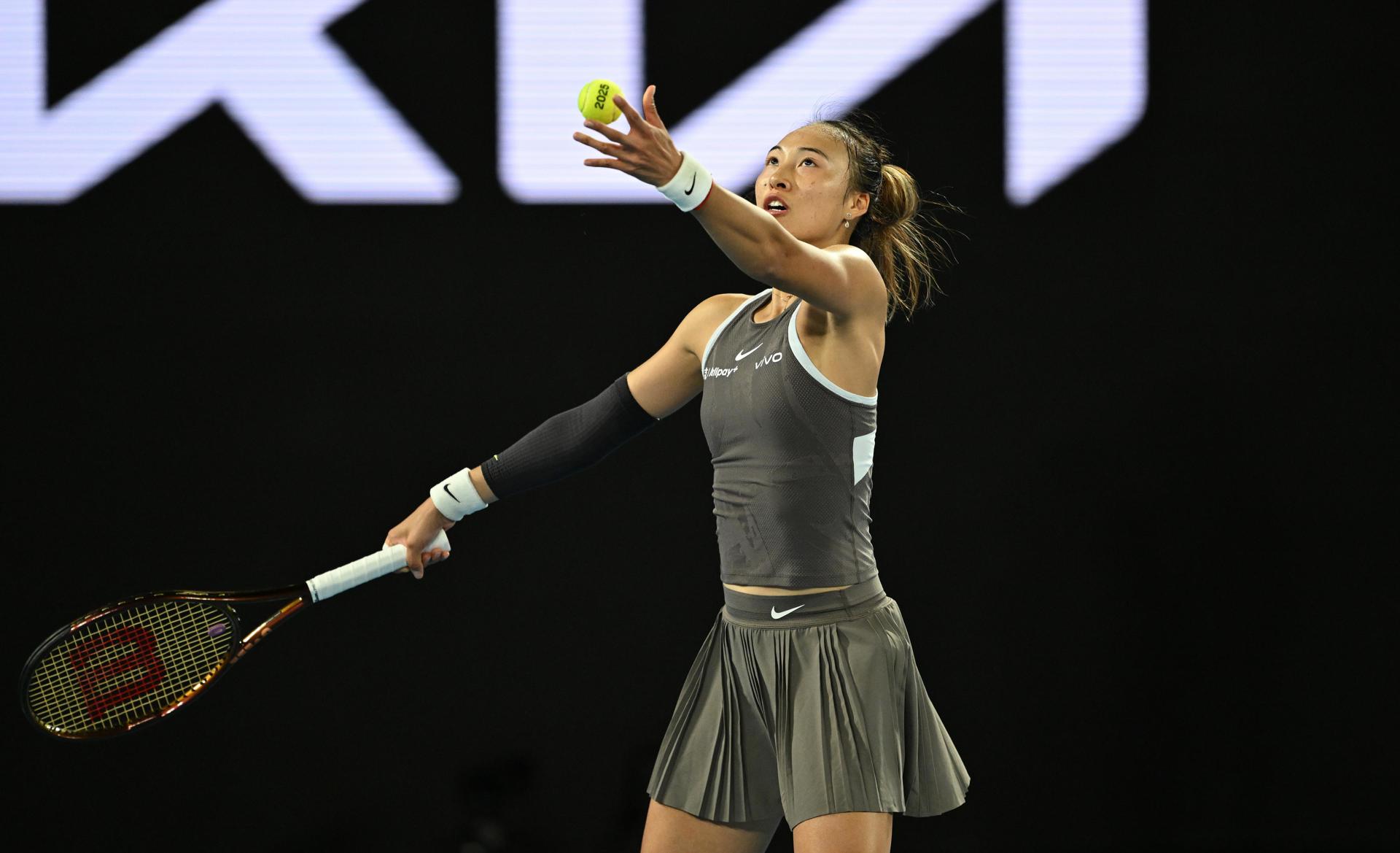 La tenista china Qinwen Zheng en acción contra la rumana Anca Todoni en el partido de la primera ronda femenina del Abierto de Australia 2025 en Melbourne Park. EFE/EPA/LUKAS COCH