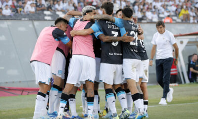 Jugadores de Racing Club, campeón de la Copa Sudamericana de fútbol, celebran este sábado en el estadio Monumental de Santiago la goleada por 0-3 infligida a Colo Colo, campeón del fútbol chileno, en un partido amistoso de preparación para la temporada 2025. EFE/ Javier Torres