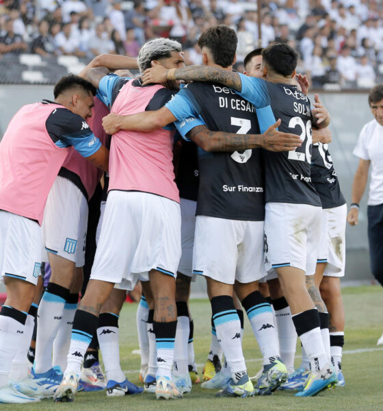 Jugadores de Racing Club, campeón de la Copa Sudamericana de fútbol, celebran este sábado en el estadio Monumental de Santiago la goleada por 0-3 infligida a Colo Colo, campeón del fútbol chileno, en un partido amistoso de preparación para la temporada 2025. EFE/ Javier Torres