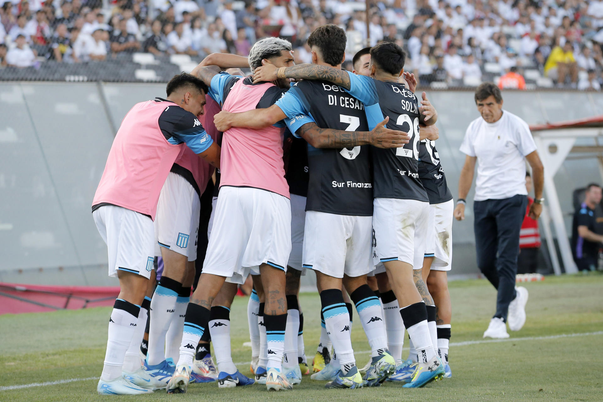 Jugadores de Racing Club, campeón de la Copa Sudamericana de fútbol, celebran este sábado en el estadio Monumental de Santiago la goleada por 0-3 infligida a Colo Colo, campeón del fútbol chileno, en un partido amistoso de preparación para la temporada 2025. EFE/ Javier Torres