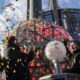 La gente reacciona mientras la actual bola de la víspera de Año Nuevo de Times Square hace su descenso final hacia el retiro en la cima de One Times Square en Nueva York, EE. UU. EFE/SARAH YENESEL