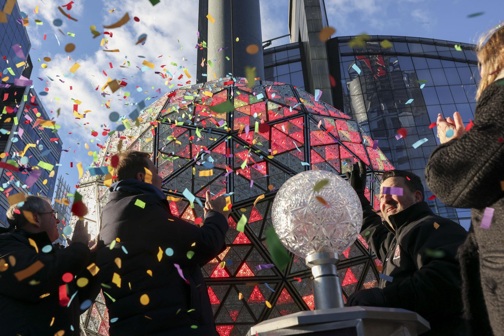 La gente reacciona mientras la actual bola de la víspera de Año Nuevo de Times Square hace su descenso final hacia el retiro en la cima de One Times Square en Nueva York, EE. UU. EFE/SARAH YENESEL