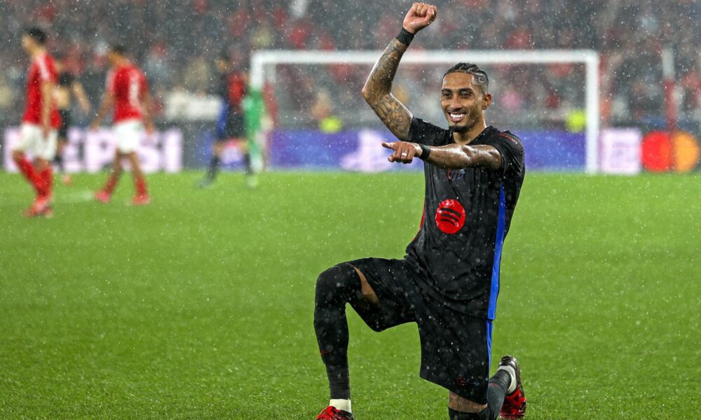 El jugador del Barcelona Raphinha celebra después de anotar un gol contra el Benfica durante su partido de la UEFA Champions League celebrado en el Estadio da Luz en Lisboa, Portugal. EFE/EPA/TIAGO PETINGA