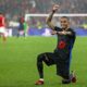 El jugador del Barcelona Raphinha celebra después de anotar un gol contra el Benfica durante su partido de la UEFA Champions League celebrado en el Estadio da Luz en Lisboa, Portugal. EFE/EPA/TIAGO PETINGA