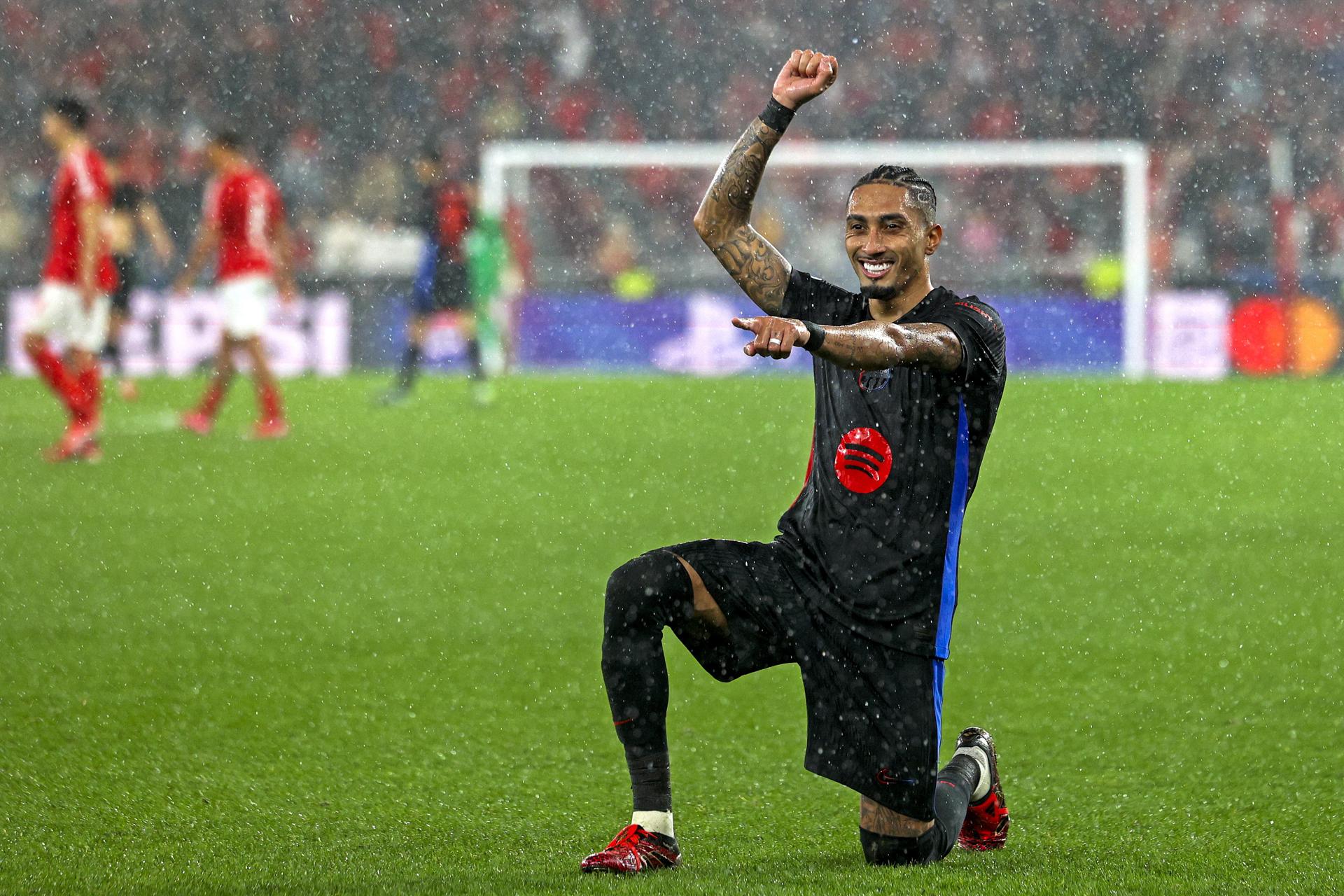 El jugador del Barcelona Raphinha celebra después de anotar un gol contra el Benfica durante su partido de la UEFA Champions League celebrado en el Estadio da Luz en Lisboa, Portugal. EFE/EPA/TIAGO PETINGA