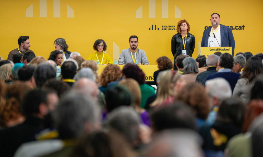 El presidente de ERC, Oriol Junqueras (d), junto a la secretaria general del partido, Elisenda Alamany (2d), durante el primer Consell Nacional desde la elección de la nueva dirección del partido, encabezada nuevamente por Junqueras. EFE/Alejandro García