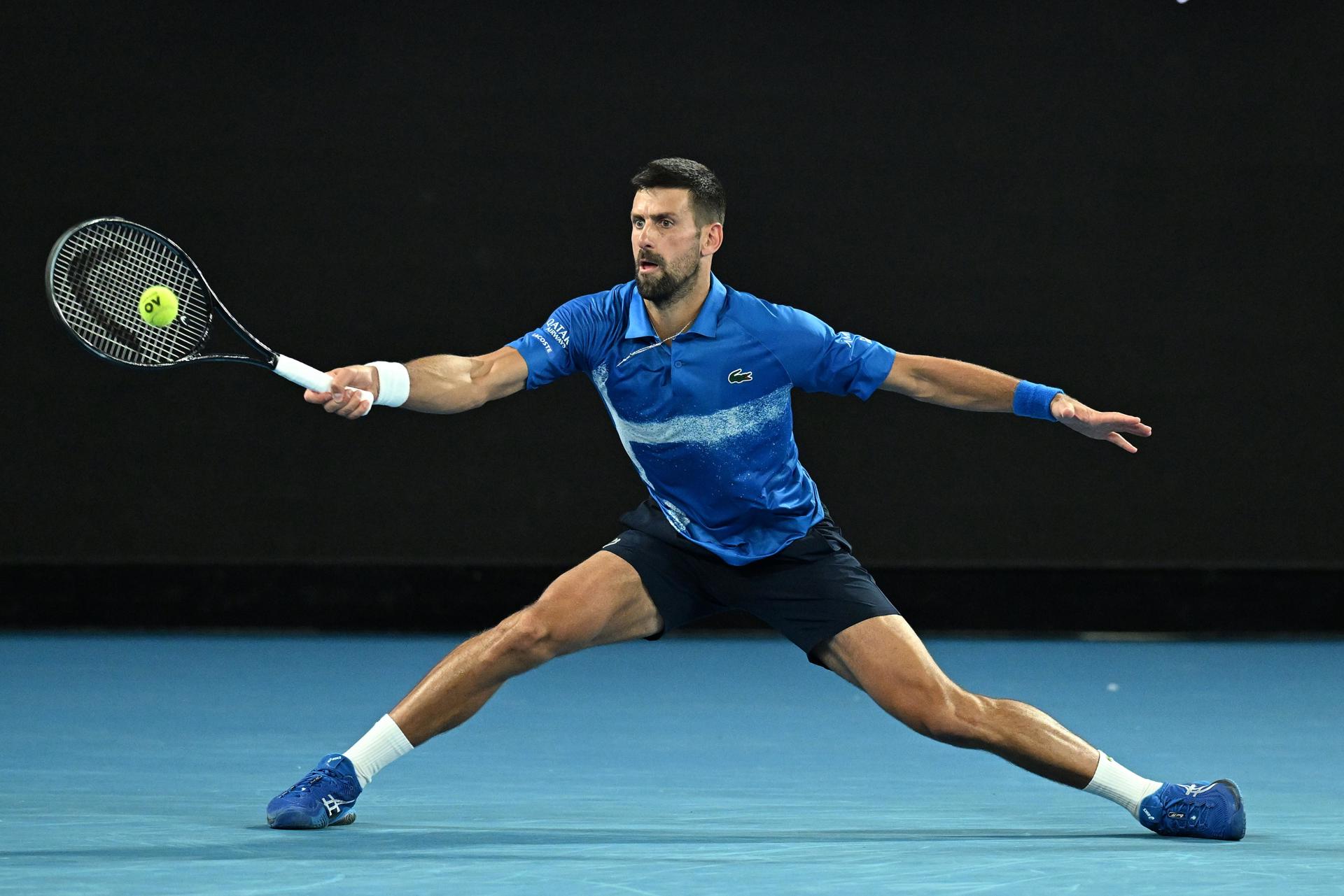 Novak Djokovic durante su duelo del abierto de Australia ante Jiri Lehecka. EFE/EPA/JAMES ROSS AUSTRALIA AND NEW ZEALAND OUT