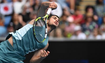 Saque de Carlos Alcaraz durante su partido de segunda ronda contra el japonés Yoshihito Nishioka, en el Abierto de Australia. EFE/EPA/LUKAS COCH