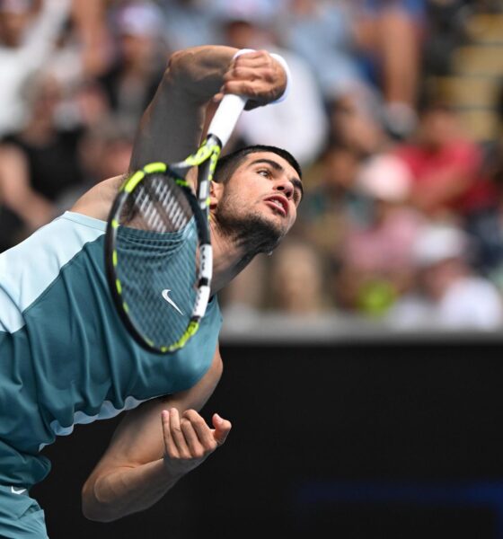 Saque de Carlos Alcaraz durante su partido de segunda ronda contra el japonés Yoshihito Nishioka, en el Abierto de Australia. EFE/EPA/LUKAS COCH