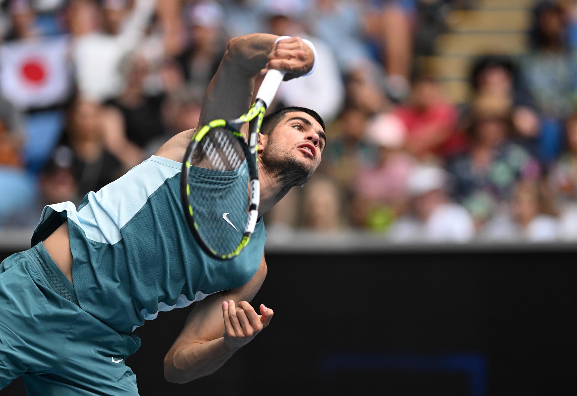 Saque de Carlos Alcaraz durante su partido de segunda ronda contra el japonés Yoshihito Nishioka, en el Abierto de Australia. EFE/EPA/LUKAS COCH