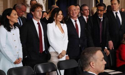 De inzquierda a derecha, Priscilla Chan, el fundador de Meta, Mark Zuckerberg; Lauren Sánchez, el fundador de Amazon, Jeff Bezos; el consejero delegado de Google, Sundar Pichai, y el CEO de Tesla, Elon Musk, asisten a la toma de posesión del presidente de Estados Unidos, Donald Trump en la Rotonda del Capitolio de Estados Unidos en Washington, DC (EE.UU.). EFE/CHIP SOMODEVILLA / POOL