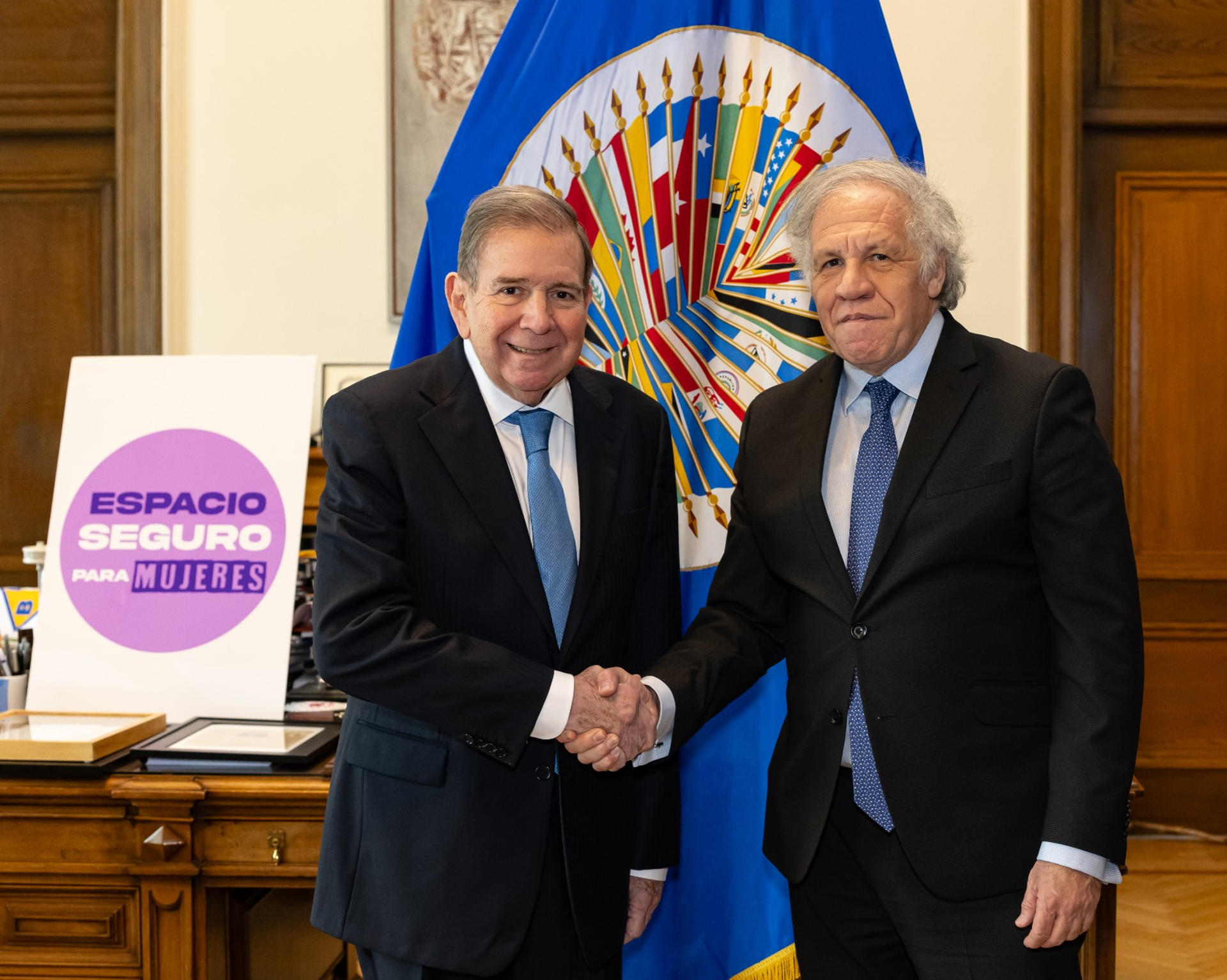 Fotografía tomada de una publicación en la cuenta oficial de la red social X del secretario general de la Organización de los Estados Americanos (OEA), Luis Almagro (d), donde aparece durante una reunión con el líder opositor venezolano Edmundo González Urrutia, en la sede del organismo en Washington (Estados Unidos). EFE/ Cuenta De X De Luis Almagro / SOLO USO EDITORIAL/ SOLO DISPONIBLE PARA ILUSTRAR LA NOTICIA QUE ACOMPAÑA (CRÉDITO OBLIGATORIO)