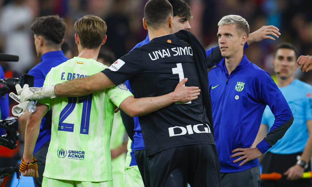 Los jugadores del FC Barcelona, Dani Olmo (d) y el neerlandés Frenkie de Jong (i), se saludan con el guardameta del Athletic Club, Unai Simón, a la finalización del partido de semifinales de la Supercopa de España de fútbol en el estadio Rey Abdullah de Yeda, en Arabia Saudí. EFE/Alberto Estévez