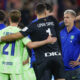 Los jugadores del FC Barcelona, Dani Olmo (d) y el neerlandés Frenkie de Jong (i), se saludan con el guardameta del Athletic Club, Unai Simón, a la finalización del partido de semifinales de la Supercopa de España de fútbol en el estadio Rey Abdullah de Yeda, en Arabia Saudí. EFE/Alberto Estévez