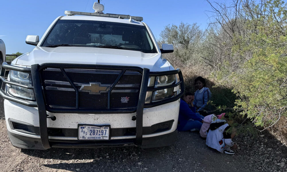 Imagen de archivo de las salvadoreñas Laura y Susana, quienes cruzaron a EE.UU. por el río frente a Jiménez (Coahuila, México) con dos niñas y dos niños de menos de 8 años y fueron arrestadas por una Patrulla Fronteriza, en Eagle Pass, Texas (Estados Unidos). EFE/ Octavio Guzmán