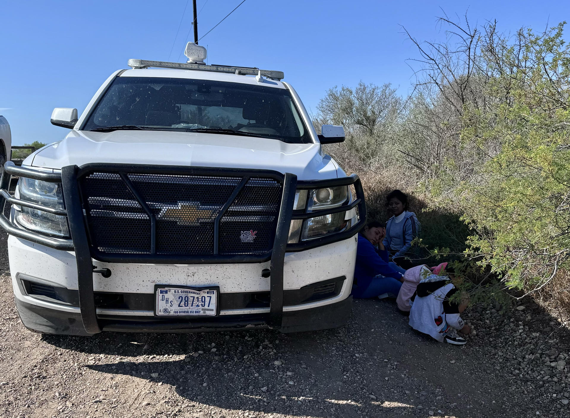 Imagen de archivo de las salvadoreñas Laura y Susana, quienes cruzaron a EE.UU. por el río frente a Jiménez (Coahuila, México) con dos niñas y dos niños de menos de 8 años y fueron arrestadas por una Patrulla Fronteriza, en Eagle Pass, Texas (Estados Unidos). EFE/ Octavio Guzmán