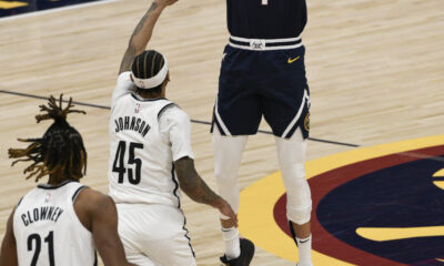 Michael Porter Jr. (d) de Denver Nuggets disputa una balón con Keon Johnson de Brooklyn Nets en un partido de la NBA. EFE/Todd Pierson