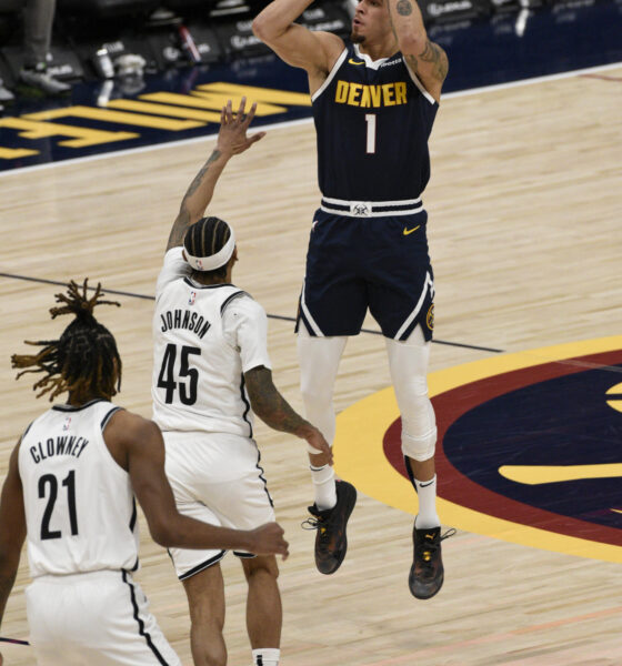 Michael Porter Jr. (d) de Denver Nuggets disputa una balón con Keon Johnson de Brooklyn Nets en un partido de la NBA. EFE/Todd Pierson