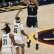 Michael Porter Jr. (d) de Denver Nuggets disputa una balón con Keon Johnson de Brooklyn Nets en un partido de la NBA. EFE/Todd Pierson