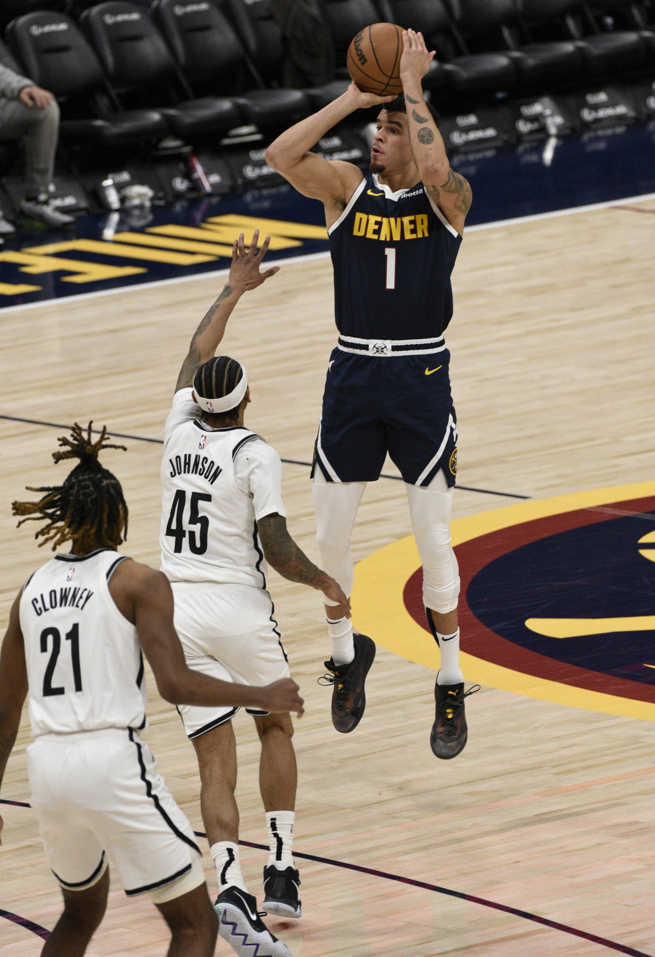 Michael Porter Jr. (d) de Denver Nuggets disputa una balón con Keon Johnson de Brooklyn Nets en un partido de la NBA. EFE/Todd Pierson